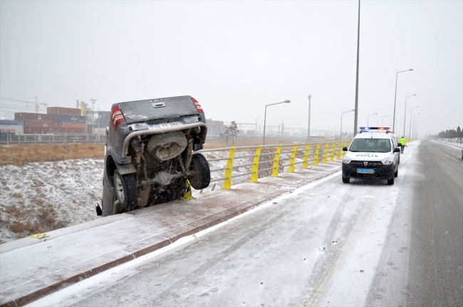 Yoldan çıkan pikap üst geçitte asılı kaldı